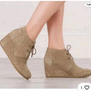 Toms Tan Desert Suede Ankle Wedge Lace up Booties size 9